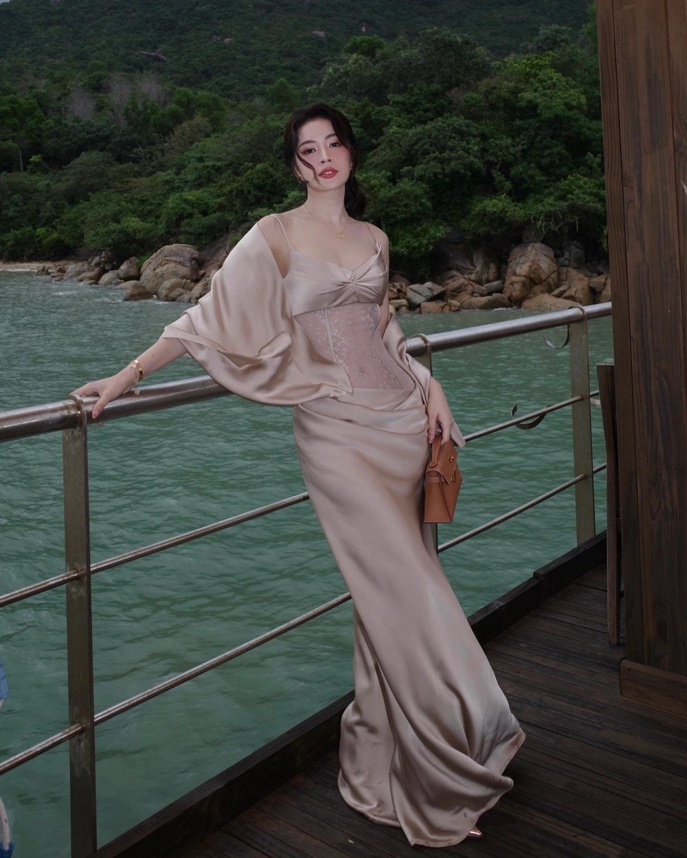 Thanh lịch nổi bật với ảnh nữ nhân viên văn phòng mặc đồng phục