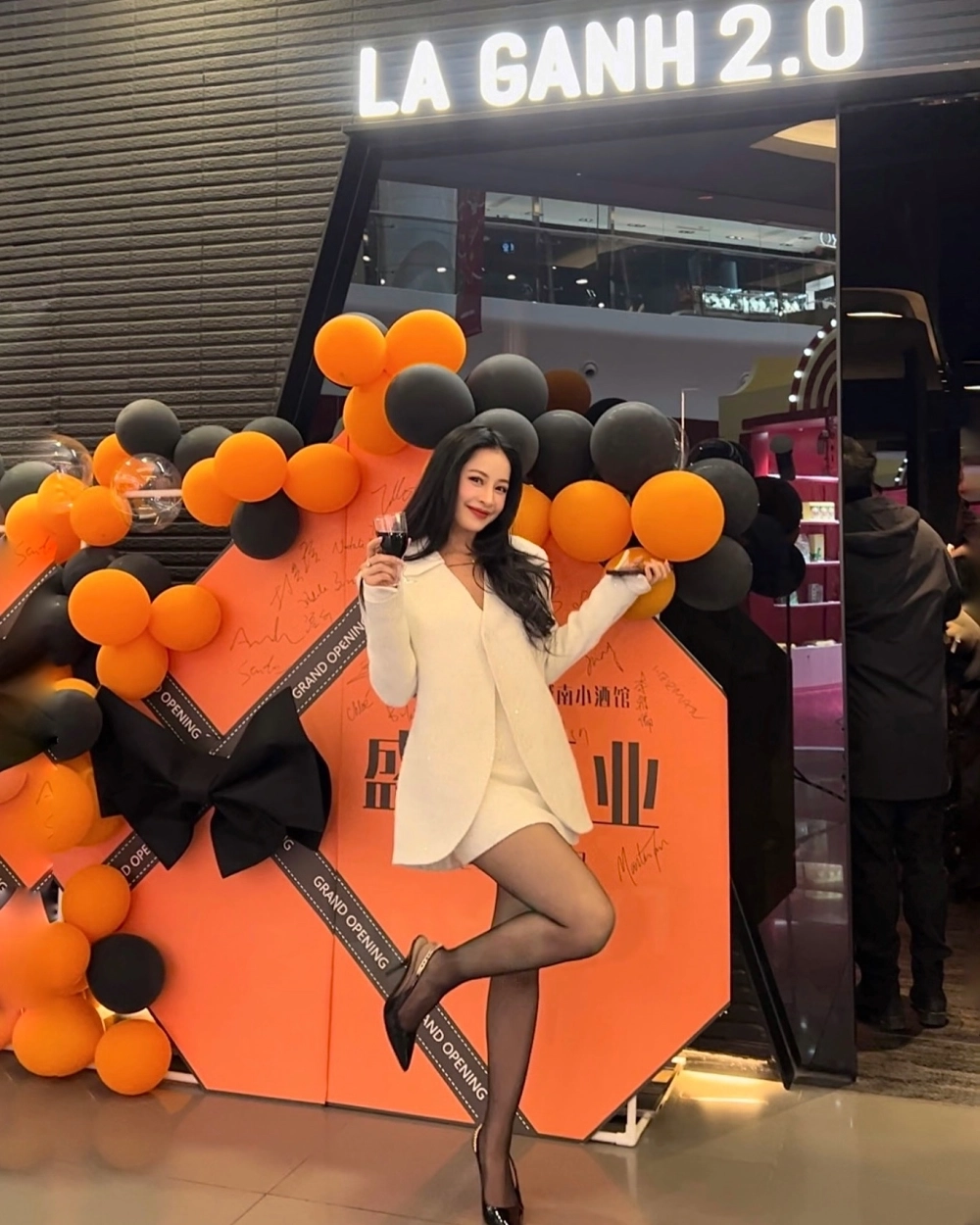 Nét chăm chỉ hiện rõ trong ảnh cô gái làm việc tại văn phòng