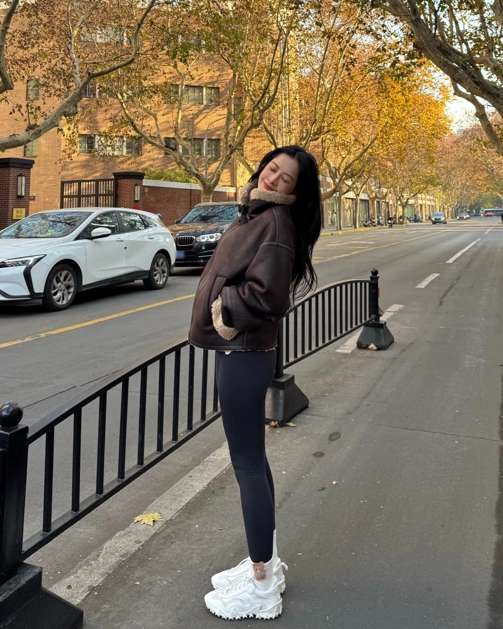 Sành điệu hiện đại cùng ảnh gái văn phòng với túi xách thời trang