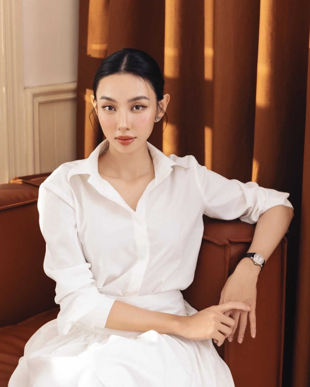 Tinh tế đến từng chi tiết trong ảnh gái văn phòng với trang sức tinh tế