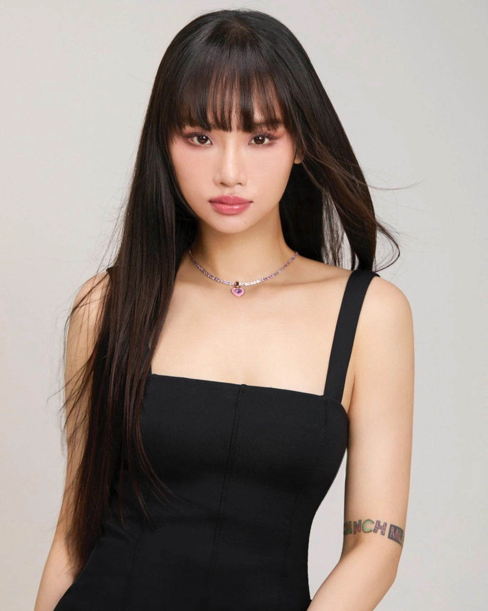 Nét cuốn hút nhẹ nhàng qua ảnh gái văn phòng với phong cách thanh lịch