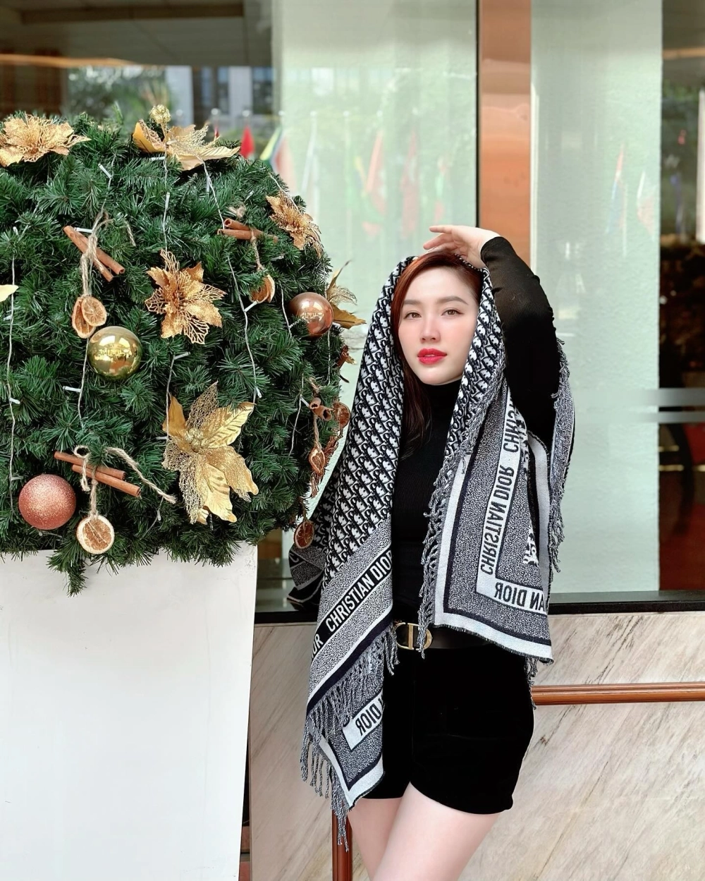 Nữ tính và duyên dáng qua hình ảnh cô gái văn phòng mặc váy công sở