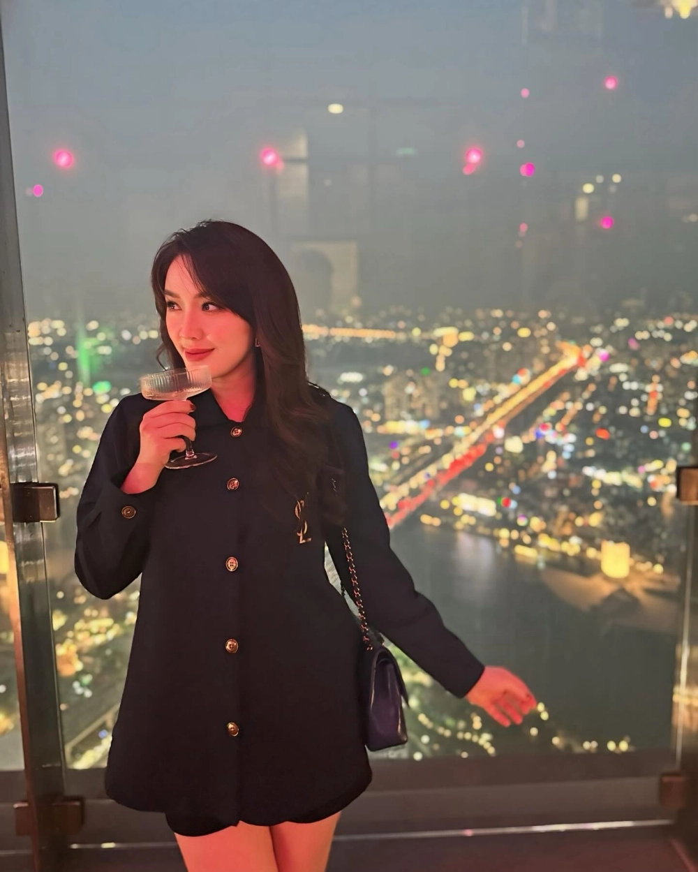 Chuyên nghiệp sang trọng với hình ảnh gái văn phòng diện vest