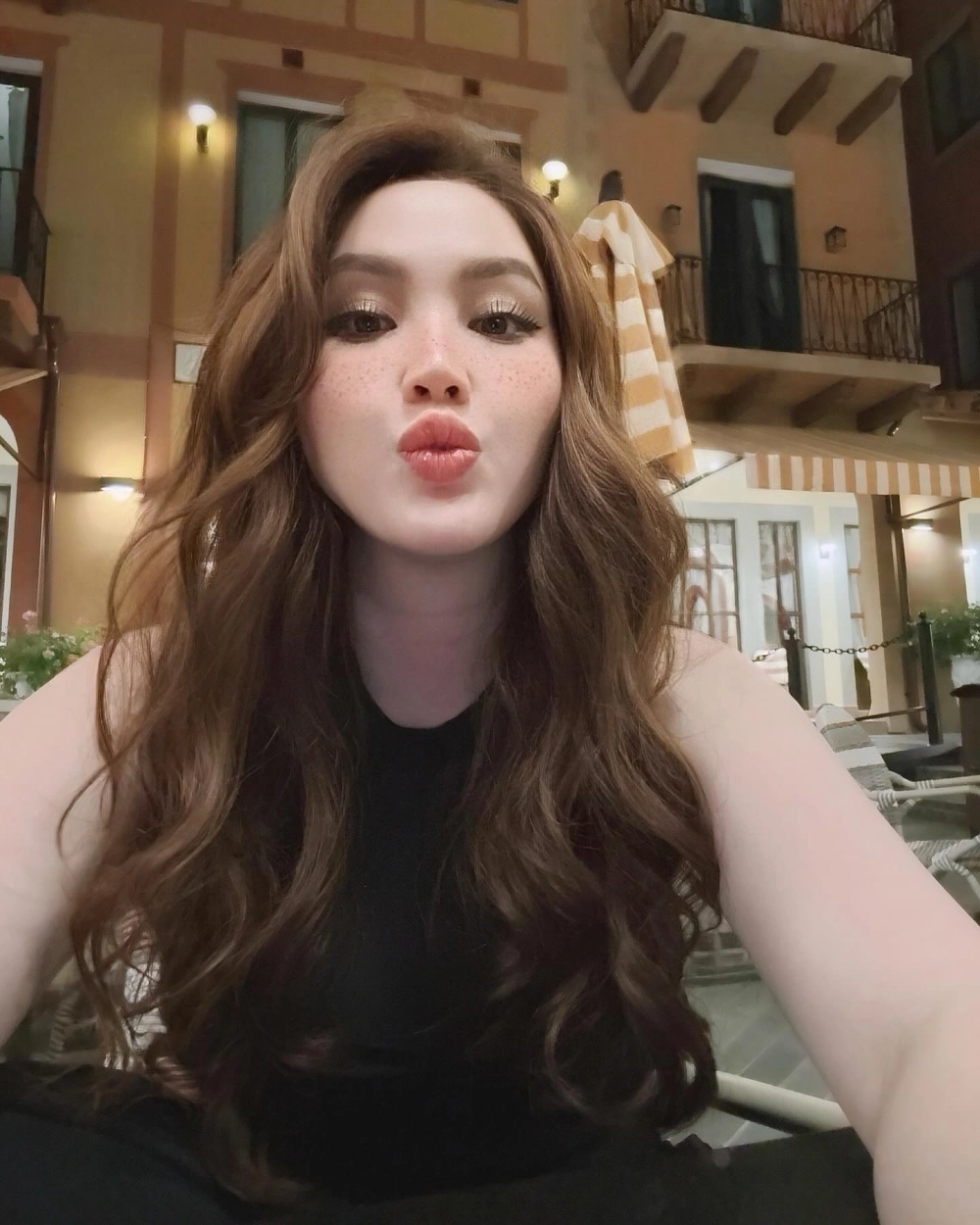 Linh hoạt không gian trong ảnh gái văn phòng làm việc từ xa