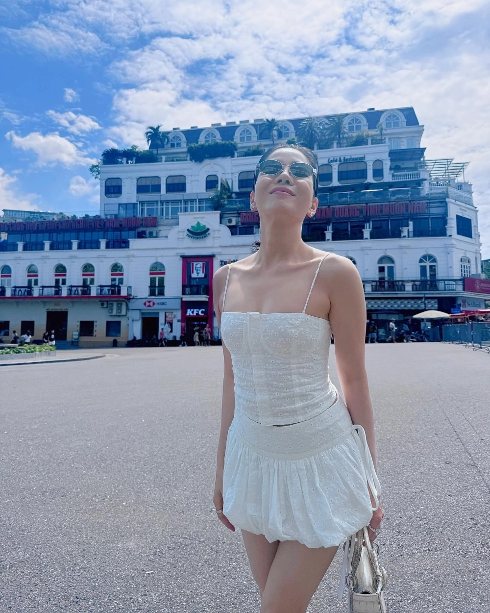 Sành điệu đầy điểm nhấn trong ảnh gái văn phòng với phụ kiện thời trang