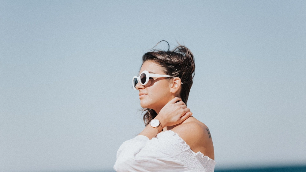 Không thể rời mắt với ảnh gái xinh đeo kính k9