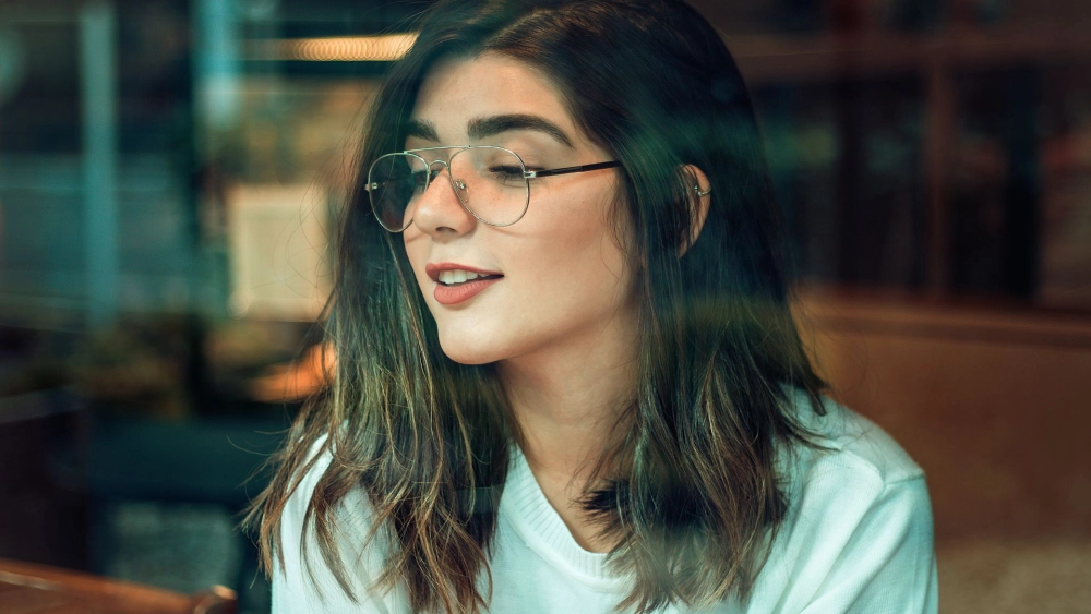 Chìm đắm trong nét đẹp ảnh gái 2k9 đeo kính