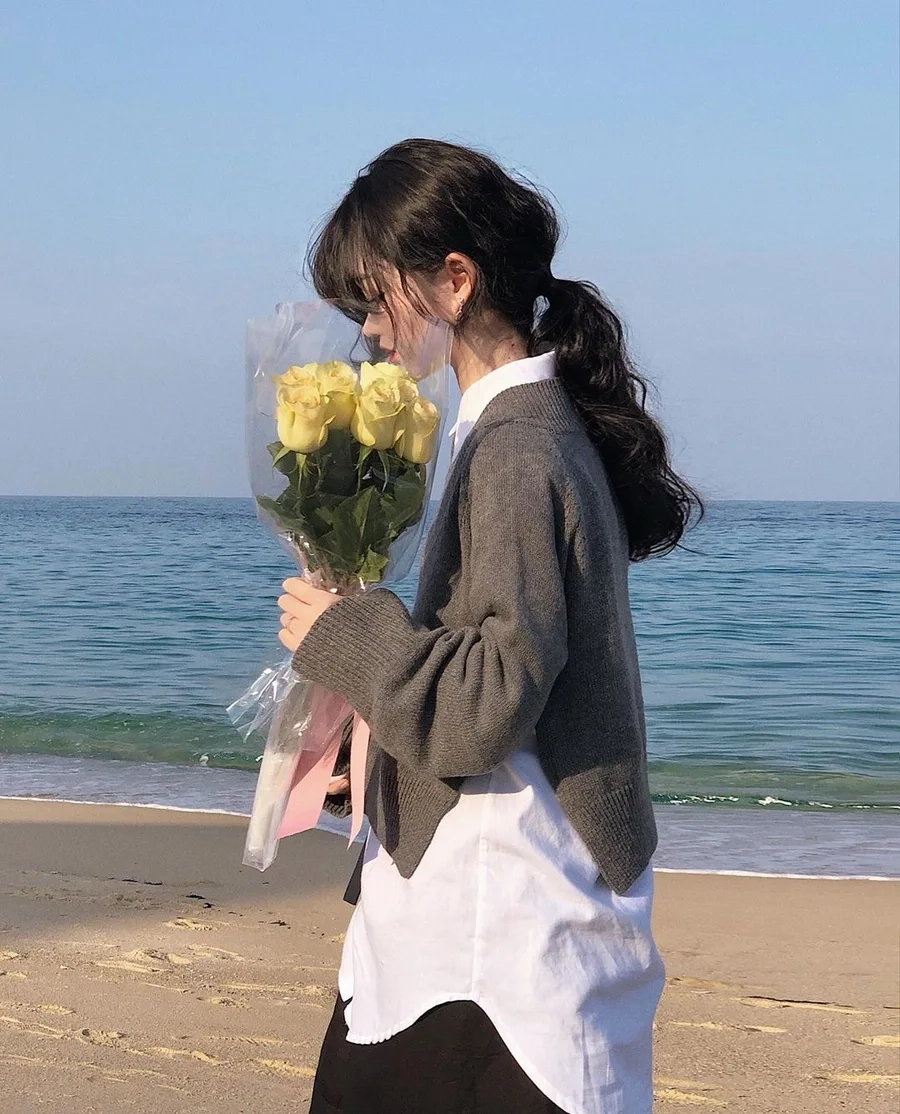 Hình ảnh gái xinh che mặt làm bừng sáng màn hình