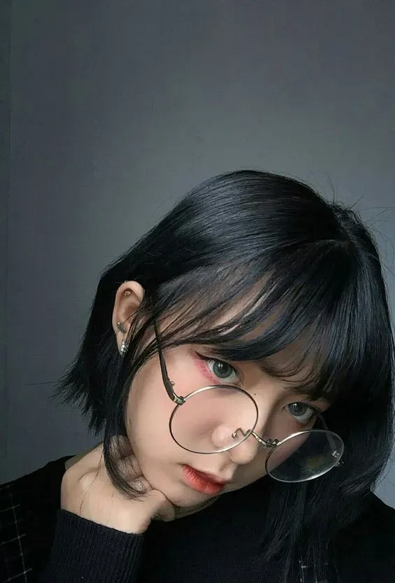 Tóc ngắn ngang vai tạo nét thanh thoát cho khuôn mặt