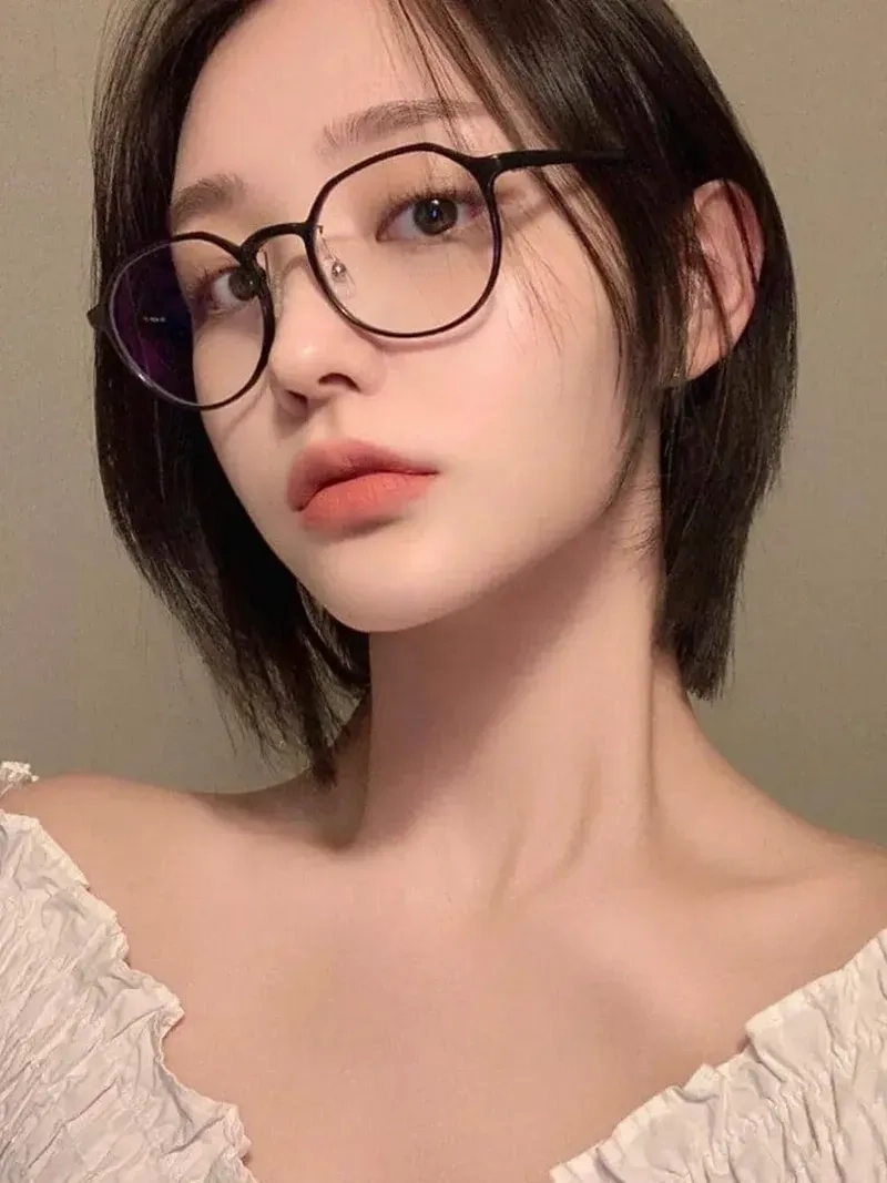 Kiểu tóc ngắn Hàn Quốc cho mặt tròn giúp gương mặt thon gọn