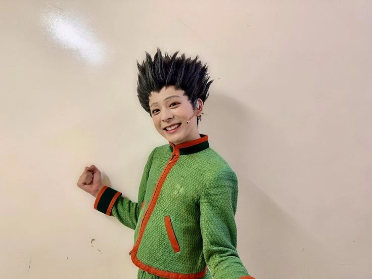 Gon Freecss cosplay với trang phục xanh và tóc dựng