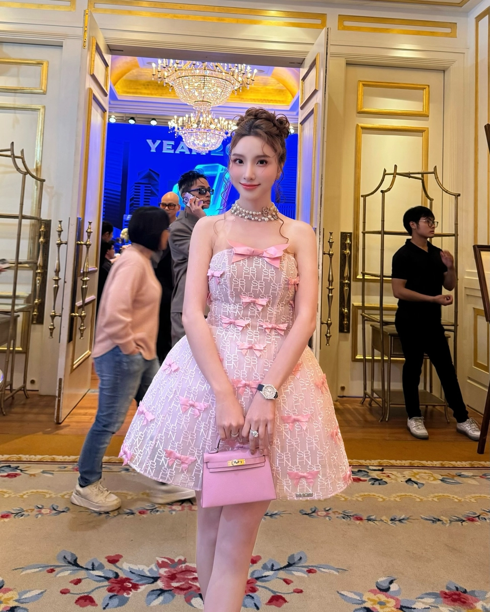 Visual bay bổng như trong MV Em Mây Hạnh Sino