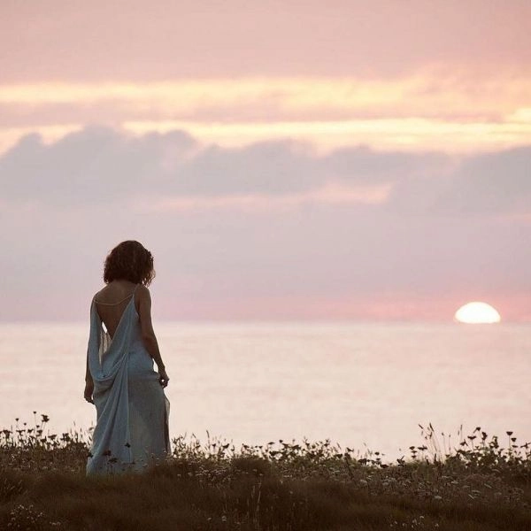 Ngắm hình ảnh cô gái quay lưng đi đầy cảm xúc