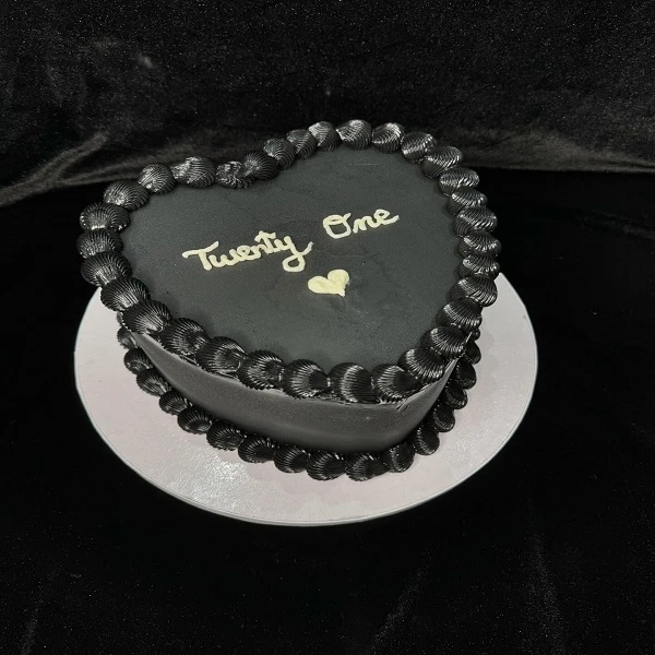 Chia sẻ ảnh 2 trái tim nền đen nghệ thuật