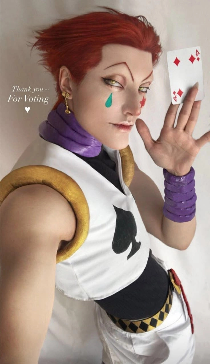 Hisoka cosplay nổi bật với mái tóc đỏ và mắt sắc lạnh