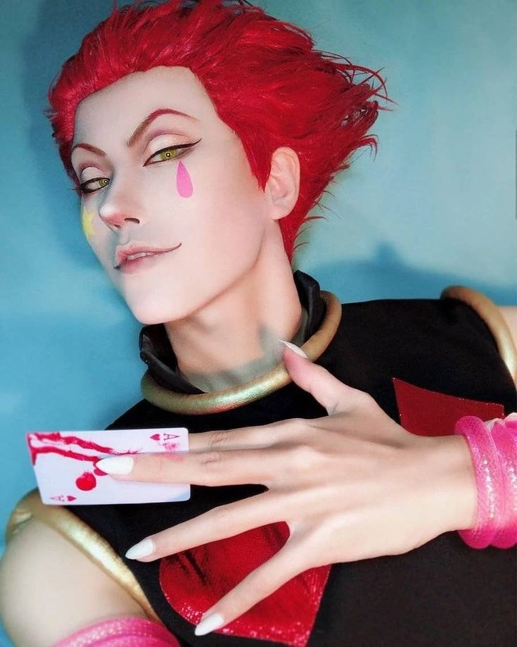 Cosplay Hisoka cần makeup ấn tượng và trang phục rực rỡ