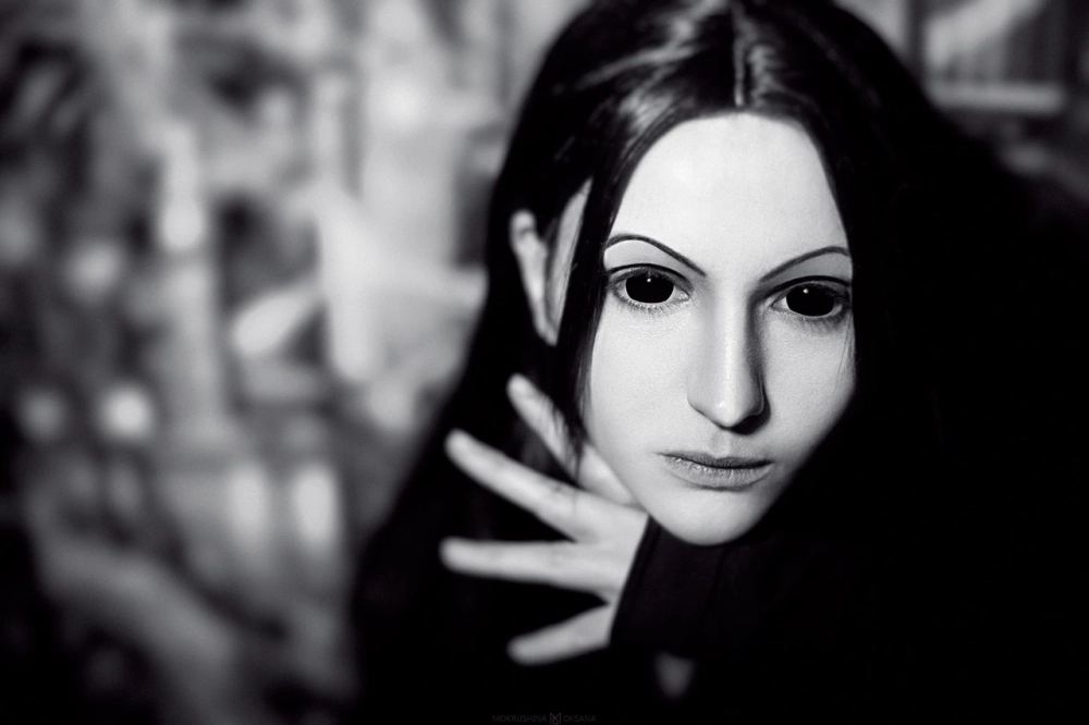 Cosplay Illumi cần tạo ánh mắt vô cảm lạnh lẽo