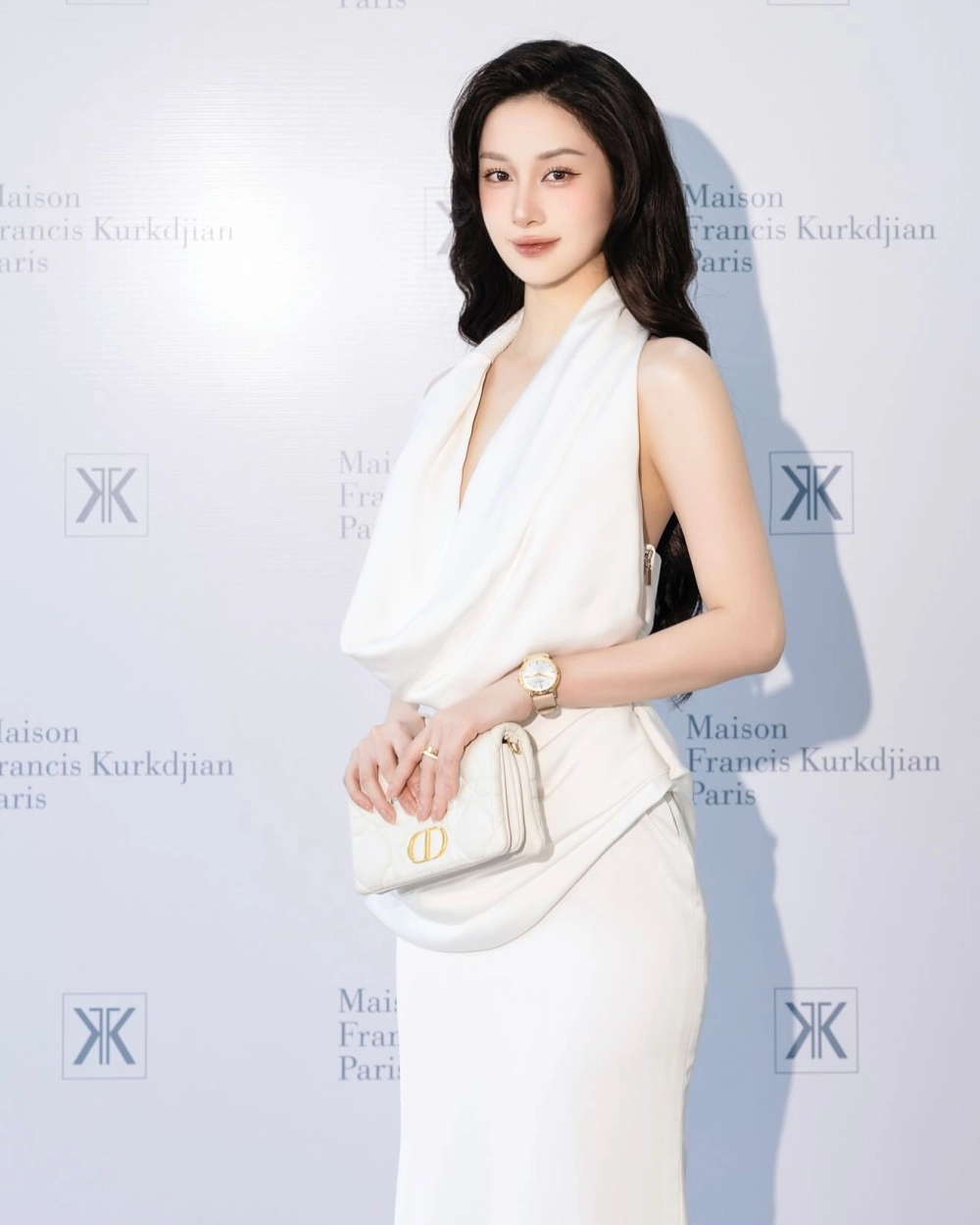 Visual thanh mảnh nổi bật của Jun Vũ chiều cao