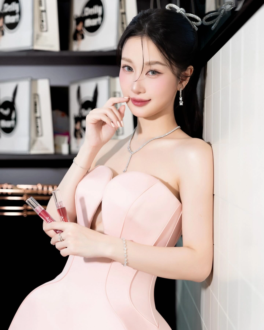 Hình ảnh chuyên nghiệp của diễn viên Jun Vũ trên phim trường