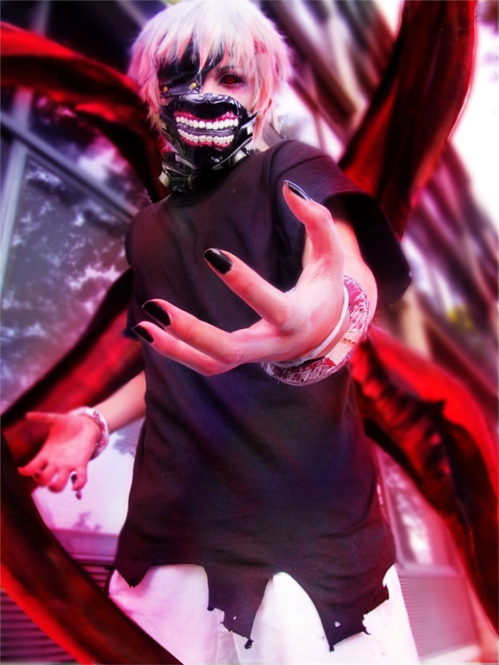 Cosplay Kaneki thường gắn liền với tóc trắng và mặt nạ nửa mặt
