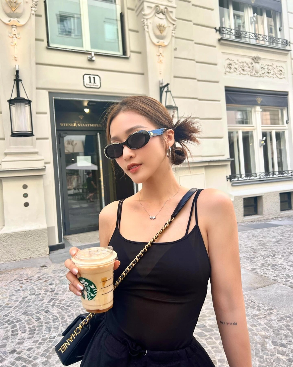 Góc ảnh khiến fan tò mò Khả Ngân có chồng chưa