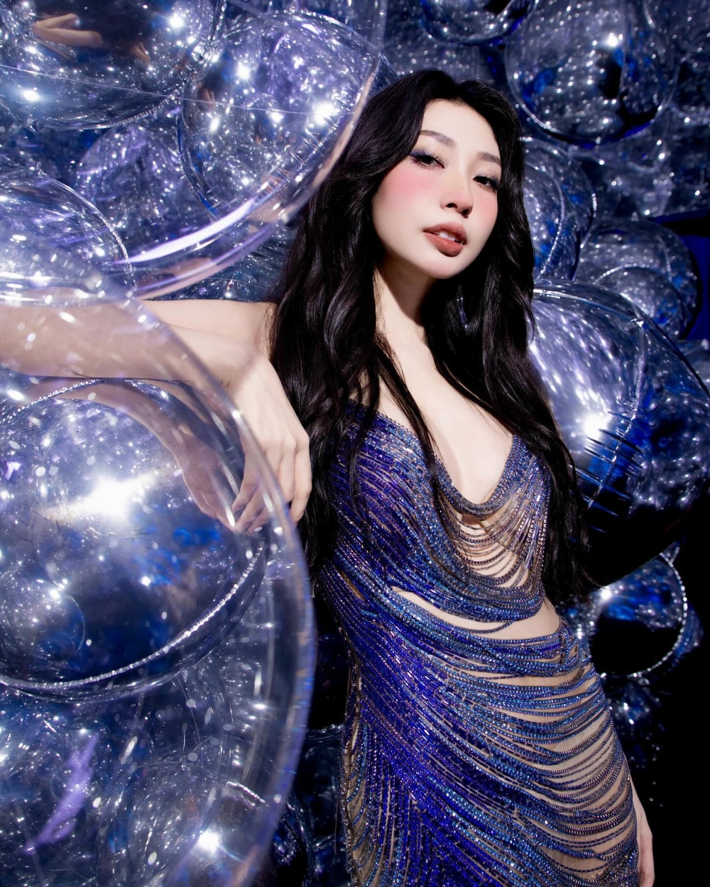 Dáng chuẩn qua chân dung rõ nét Khổng Tú Quỳnh cao bao nhiêu