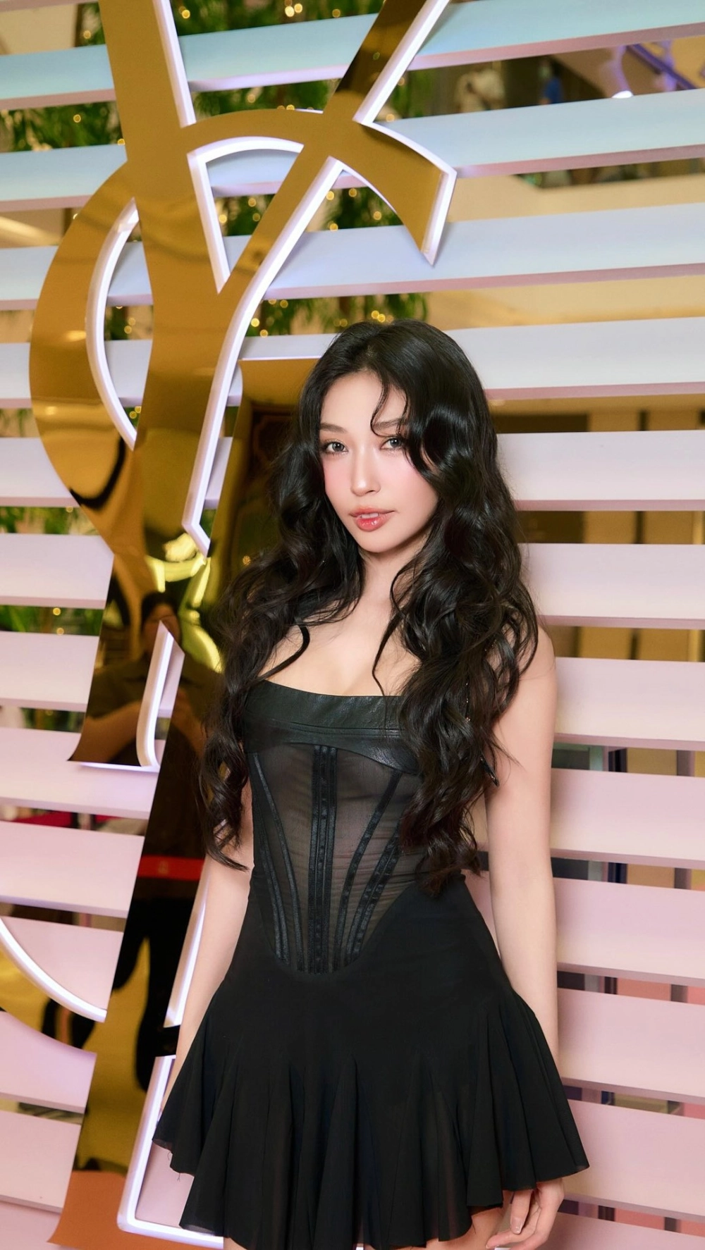 Bức ảnh dấy lên tin đồn khi Khổng Tú Quỳnh lấy chồng