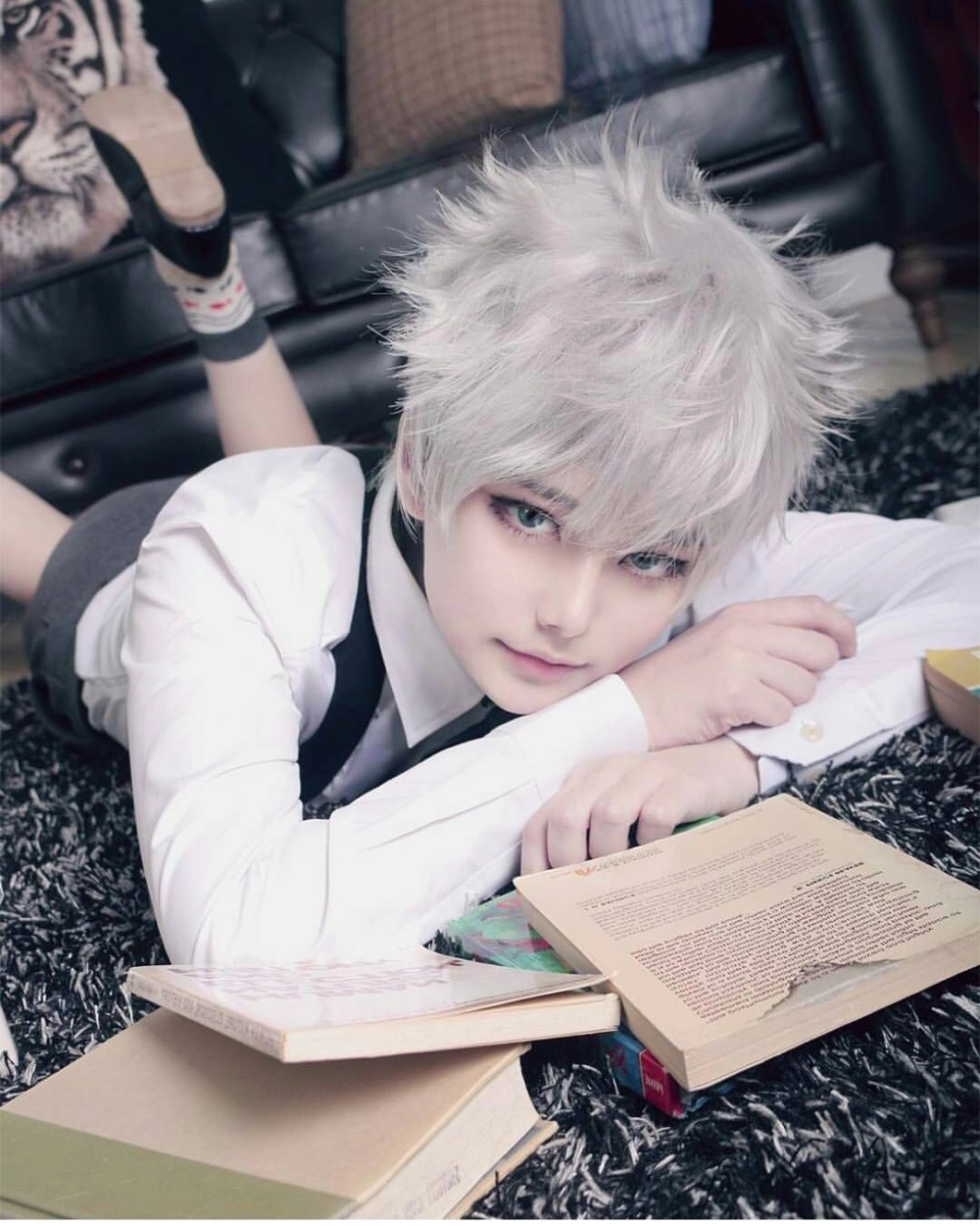 Killua cosplay costume gồm áo cao cổ và quần ngắn xanh