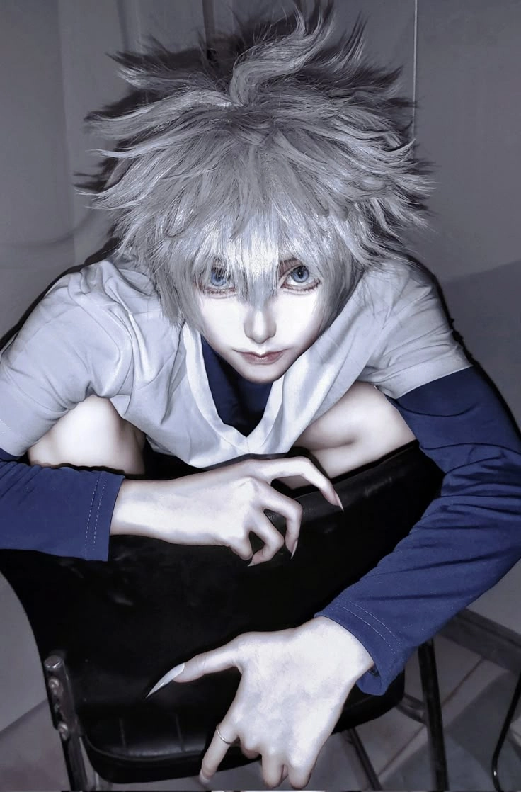 Killua cosplay nổi bật với mái tóc trắng và ánh mắt lạnh