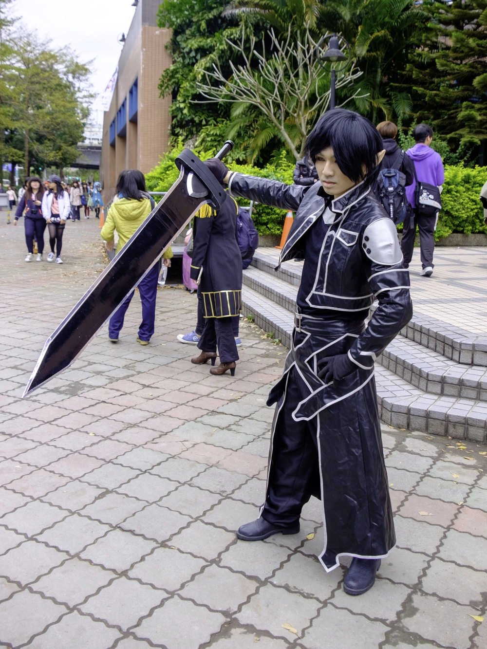 SAO Kirito cosplay tái hiện kiếm sĩ huyền thoại
