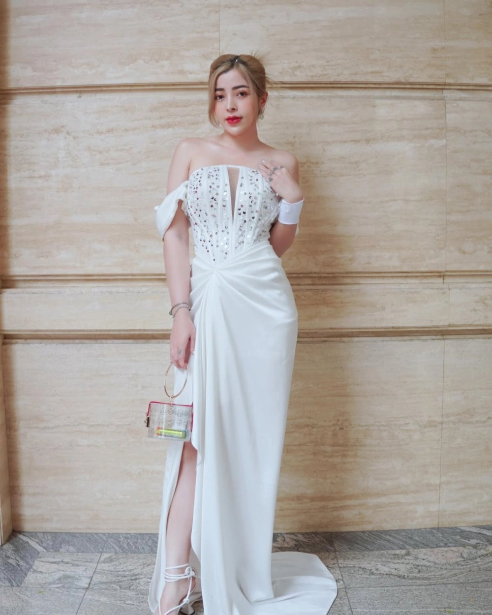 Hình ảnh khiến nhiều người thắc mắc tên thật của Linh Barbie