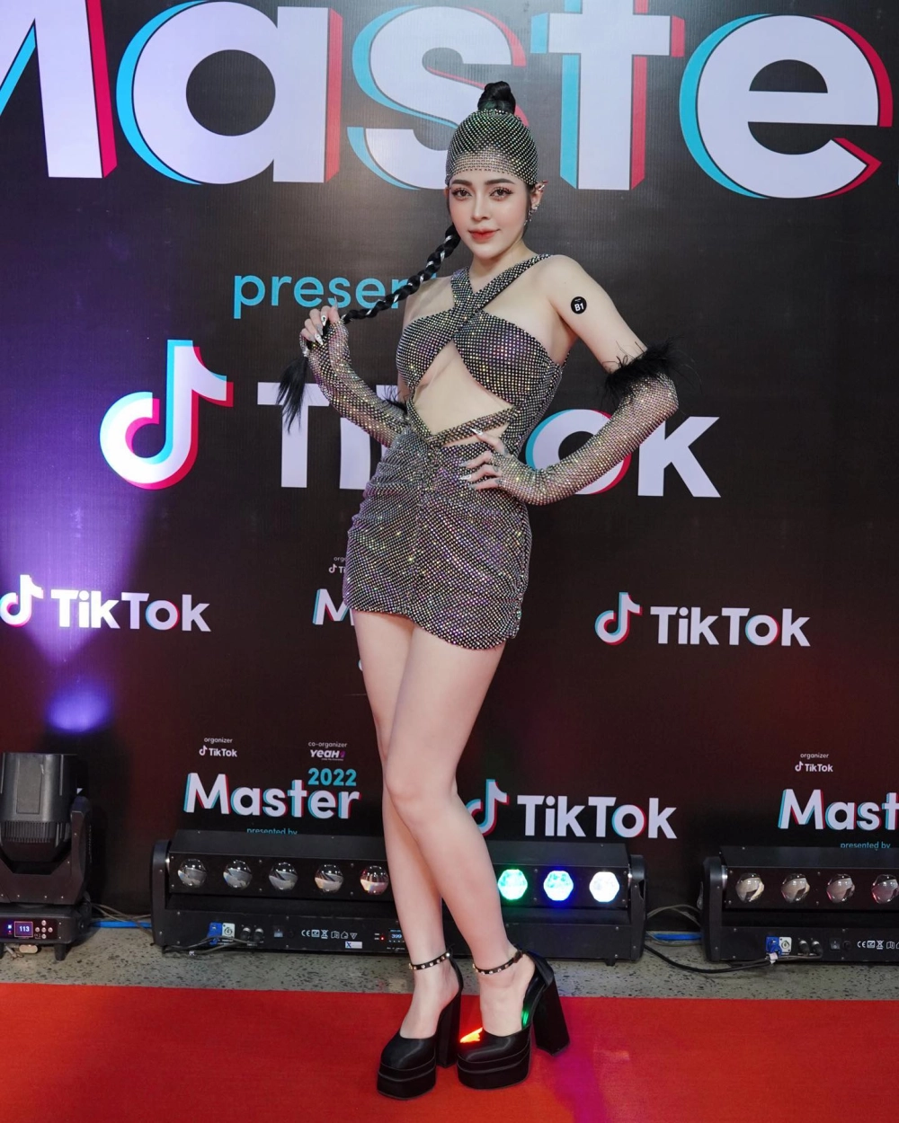 Ảnh khoe dáng gây tò mò Linh Barbie cao bao nhiêu