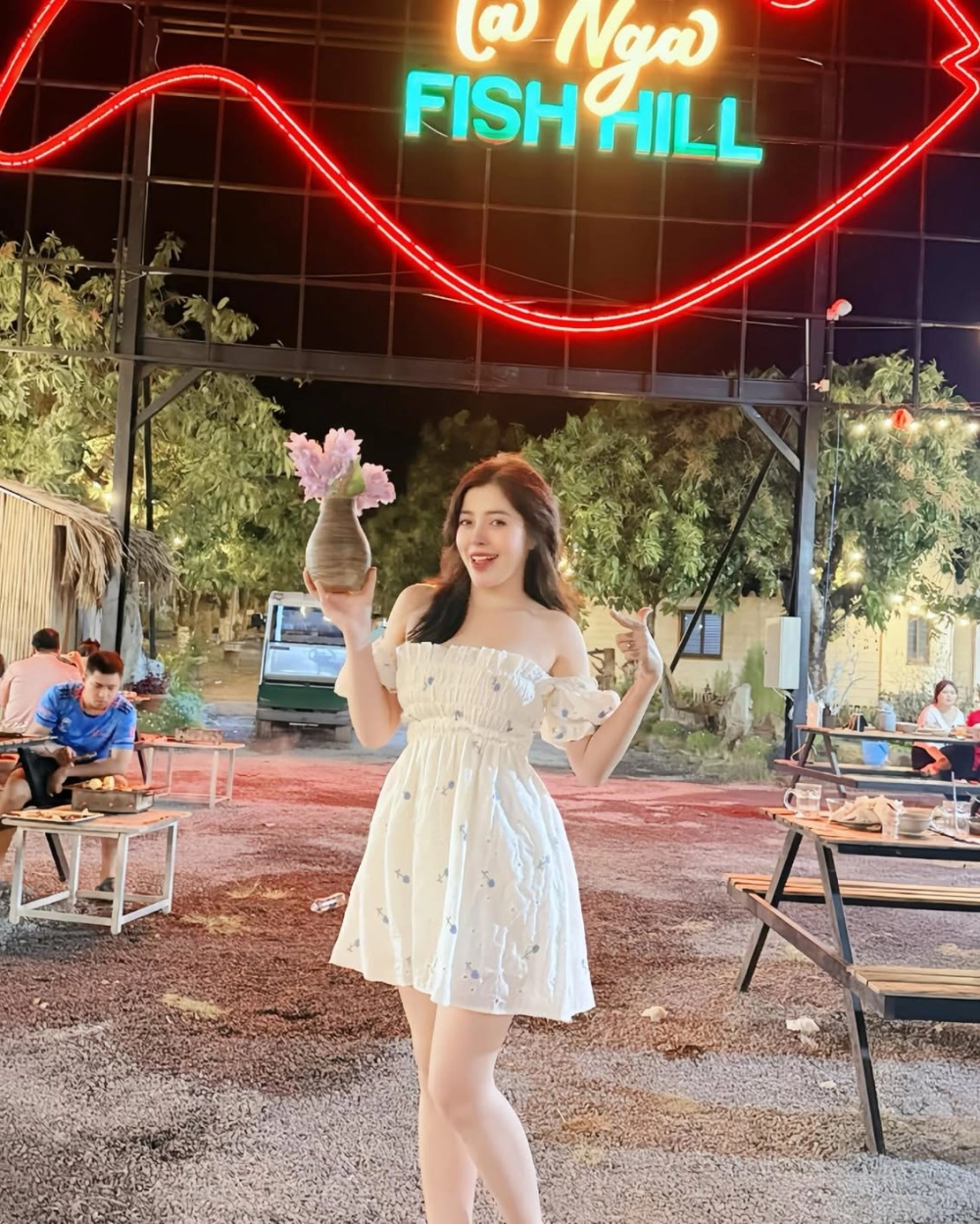 Góc nghiêng khiến dân mạng bàn tán Linh Barbie có bầu chưa