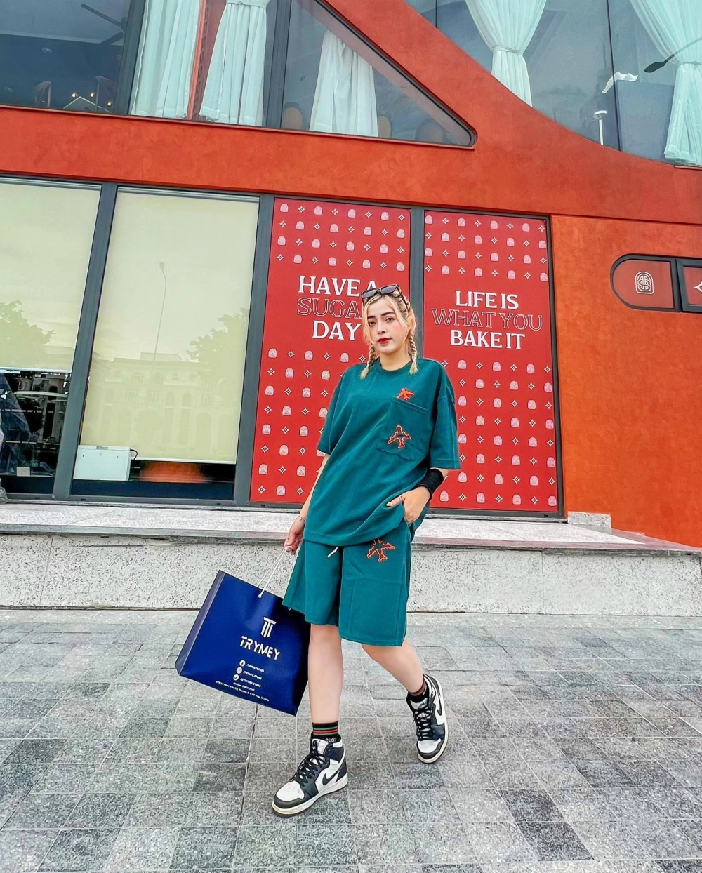 Góc ảnh tình tứ khiến người xem hỏi Linh Barbie yêu ai