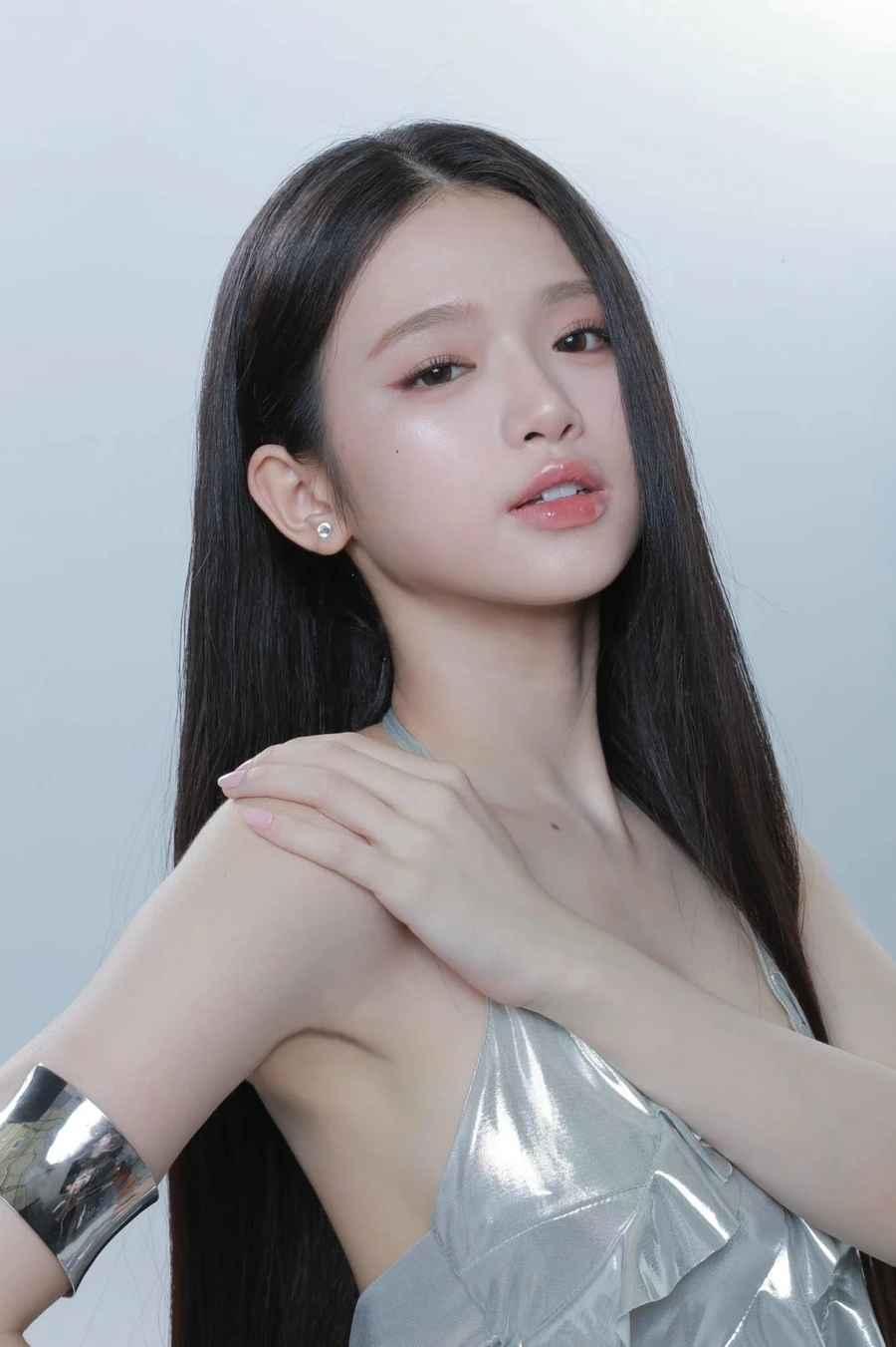 Visual sắc sảo đại diện cho Linh Ka profile