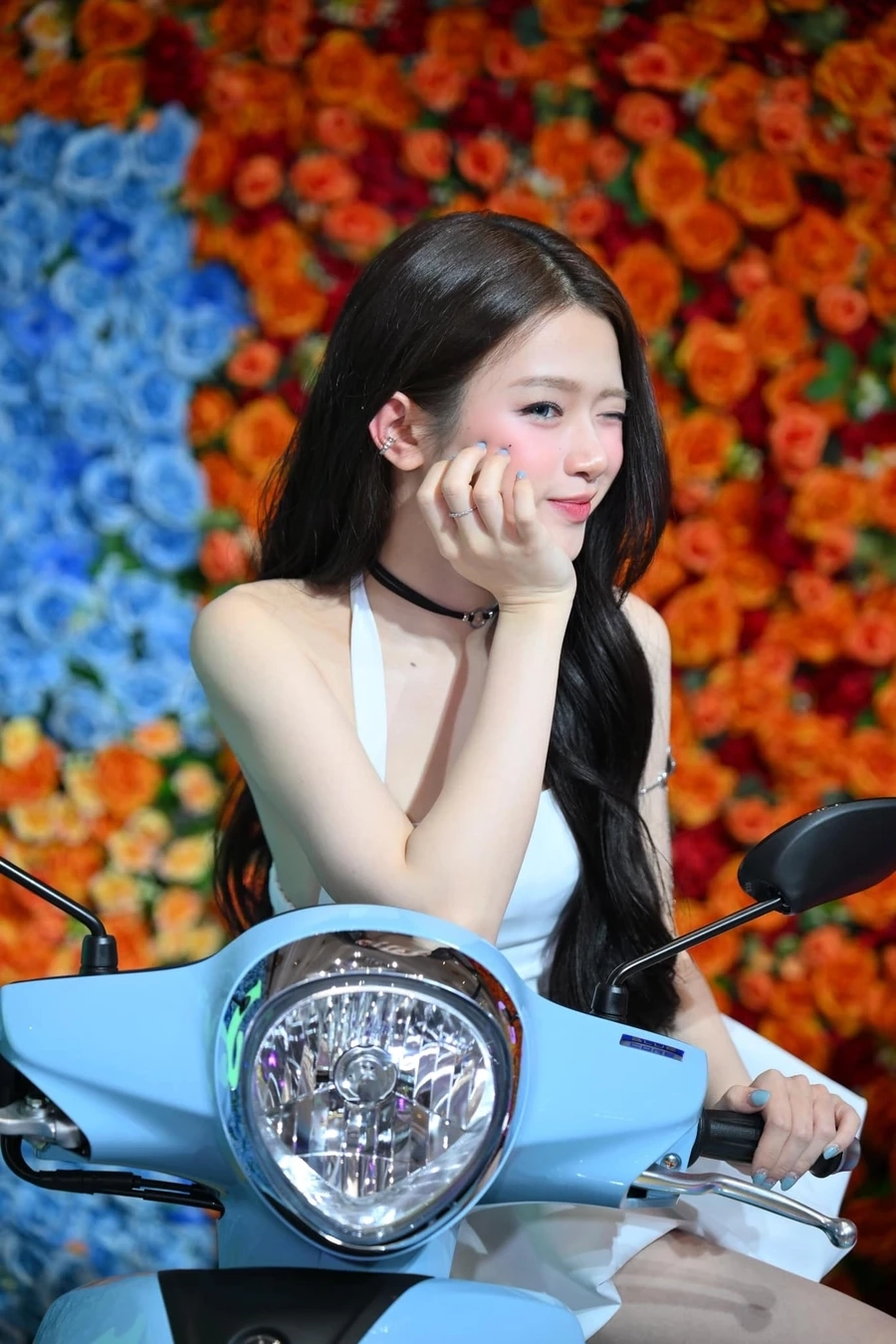 Visual ấn tượng cắt từ MV của Linh Ka