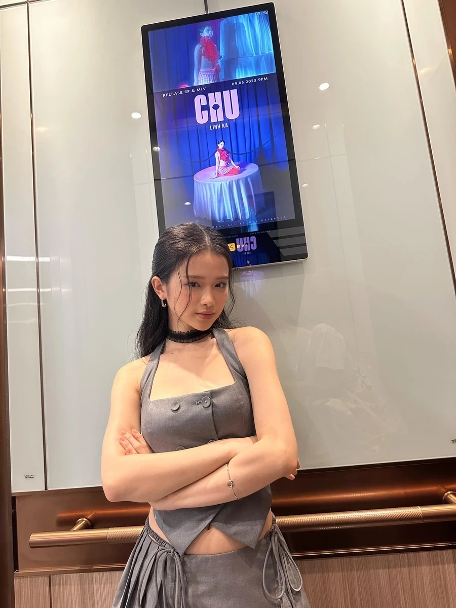 Khung cảnh lưu diễn ấm áp với 3 ngọn nến lung linh karaoke