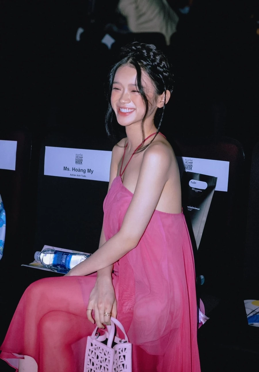 Khoảnh khắc hài hước, gần gũi trong Linh Ka livestream