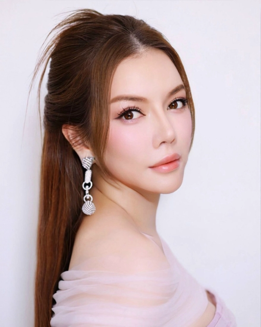 Visual đa phong cách từ công việc Lý Nhã Kỳ làm