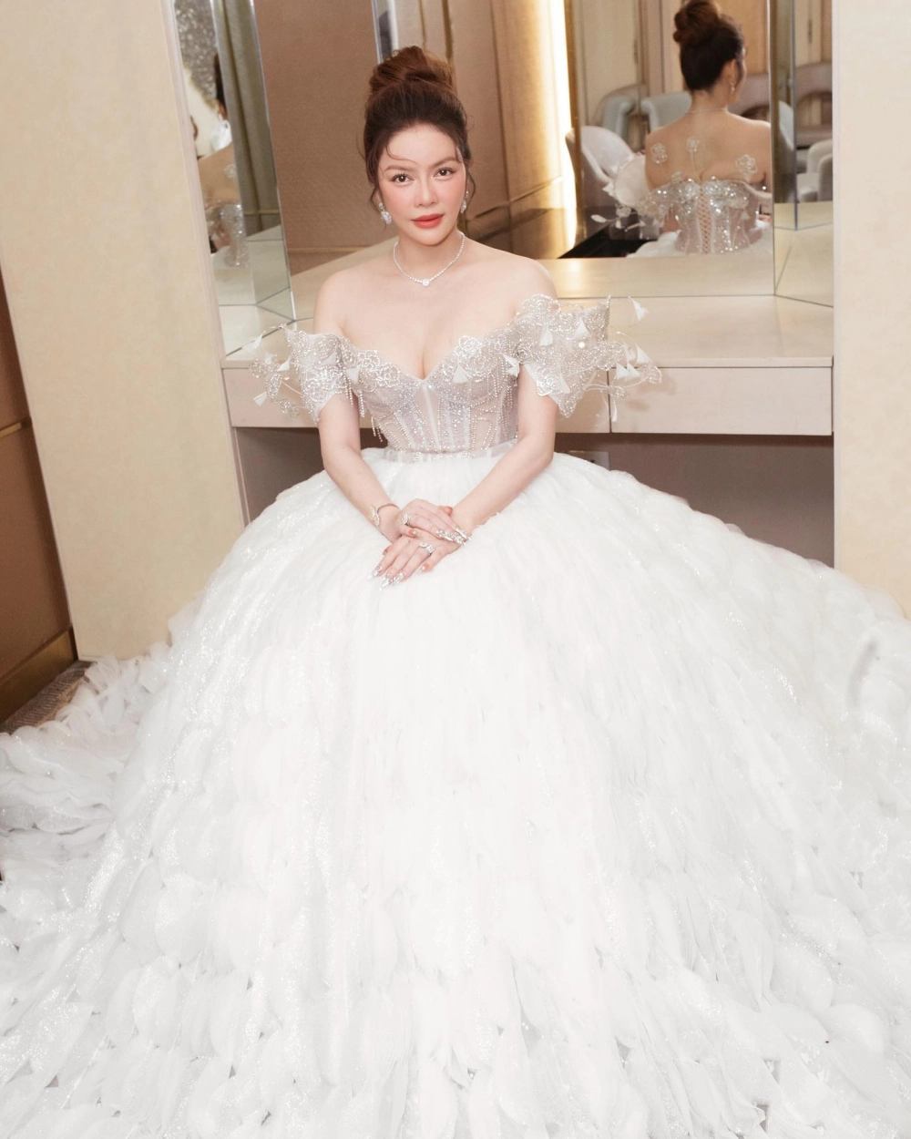 Ảnh sang trọng hé lộ lý do Lý Nhã Kỳ làm gì mà giàu