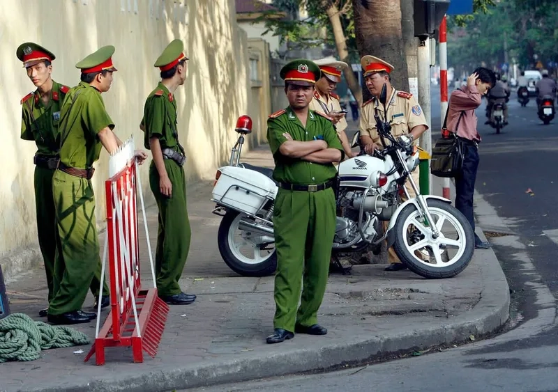 Chuyện không ổn thì phải làm sao? Gọi tao báo công an meme ngay