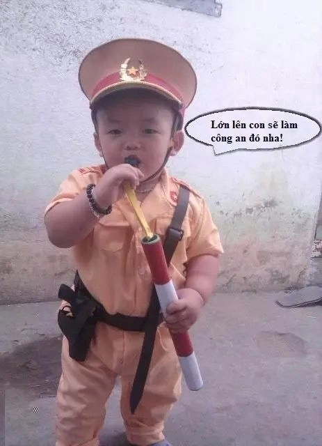 Bộ ảnh vui nhộn với hình ảnh meme công an thu hút sự chú ý