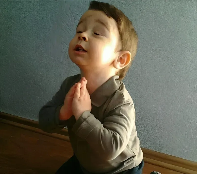 Đối đầu không ăn thua thì bật lạy meme