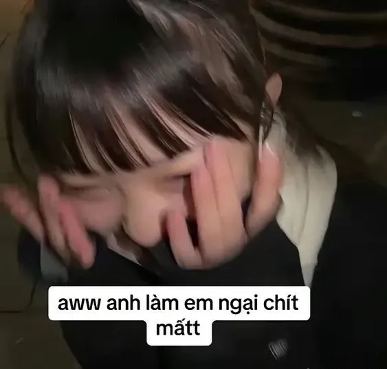 Khi ánh mắt lỡ chạm nhau là thấy meme ngại ngùng rồi