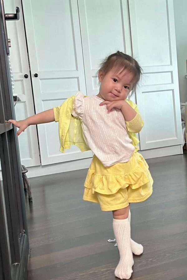 Gửi nụ hôn ngọt ngào qua meme pam hôn dễ thương