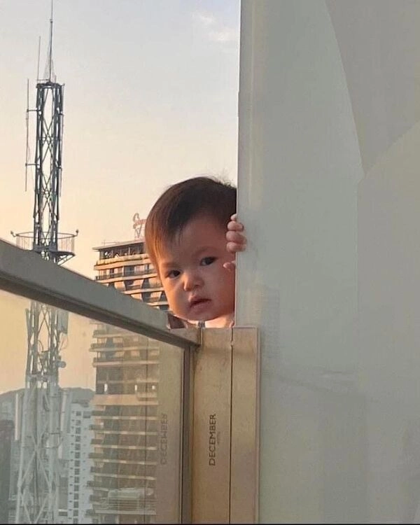 Ánh nhìn sắc bén qua meme pam liếc hài hước