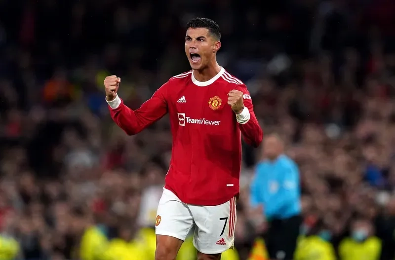Cú uống nước khiến cả mạng xã hội phát sốt meme ronaldo drinking