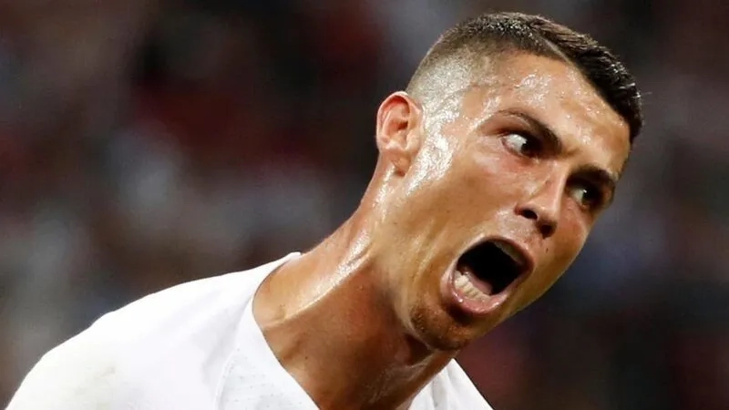 Cái bắt tay nhận giải lịch sử trong meme ronaldo nhận giải