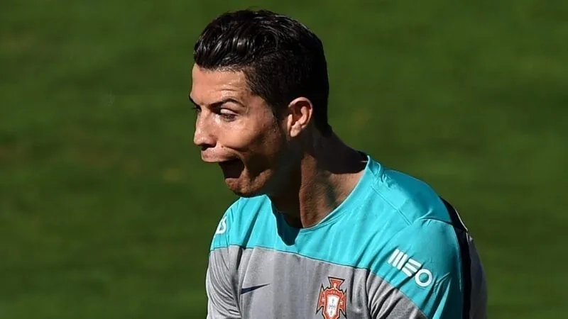 Cú reaction hài hước trong meme ronaldo youtube