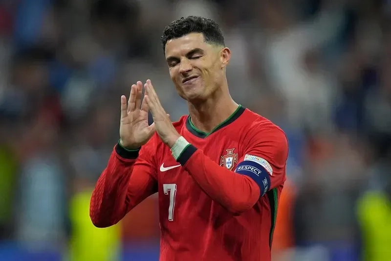 Mỗi lần uống nước là một lần thành trend ronaldo drink meme